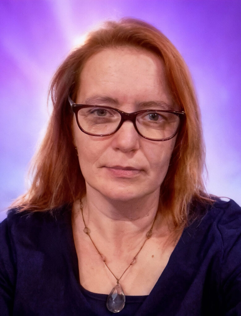 Lehe omanik Kristi portreefoto lillaka taustaga ja kristallist kaelakeega